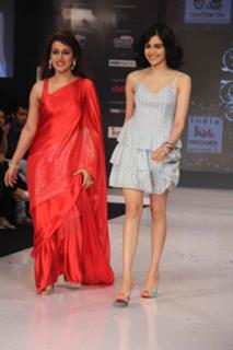 Adah Sharma feet photo thumbnail