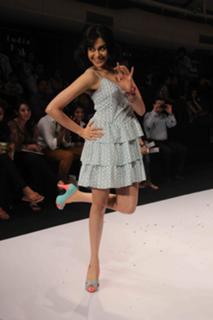 Adah Sharma feet photo thumbnail