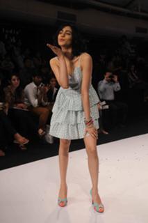 Adah Sharma feet photo thumbnail