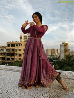 Adah Sharma feet photo thumbnail