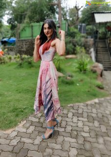 Adah Sharma feet photo thumbnail