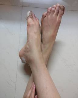 Adah Sharma feet photo thumbnail