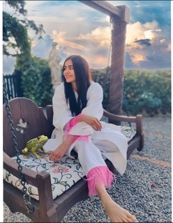 Adah Sharma feet photo thumbnail