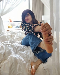 Adah Sharma feet photo thumbnail