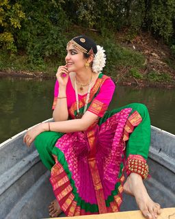 Adah Sharma feet photo thumbnail