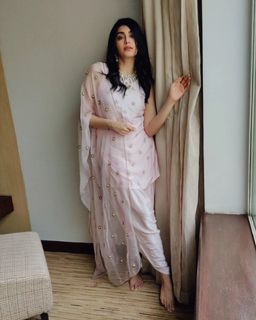 Adah Sharma feet photo thumbnail