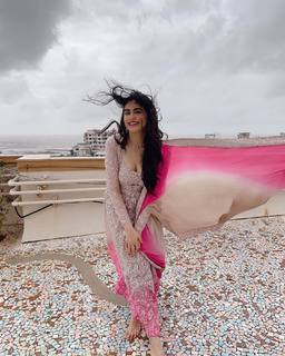 Adah Sharma feet photo thumbnail