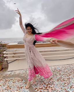 Adah Sharma feet photo thumbnail
