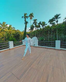 Adah Sharma feet photo thumbnail