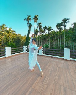 Adah Sharma feet photo thumbnail