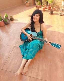 Adah Sharma feet photo thumbnail