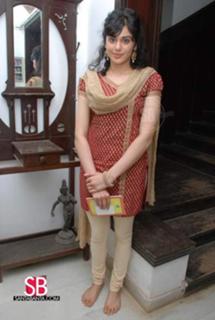 Adah Sharma feet photo thumbnail