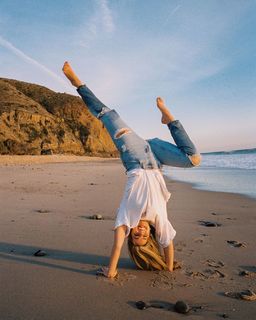 Addison Rae feet photo thumbnail