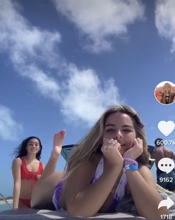Addison Rae feet photo thumbnail