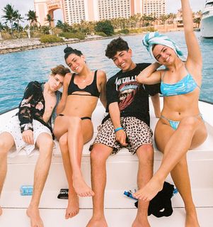 Addison Rae feet photo thumbnail