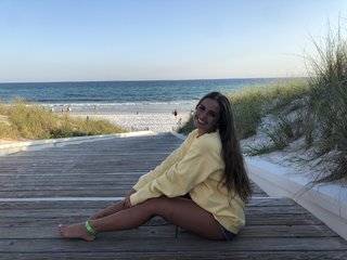 Addison Rae feet photo thumbnail