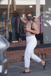Addison Rae feet photo thumbnail