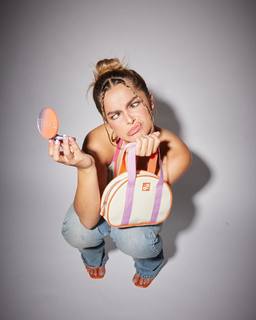 Addison Rae feet photo thumbnail