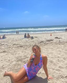 Addison Rae feet photo thumbnail