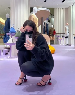 Addison Rae feet photo thumbnail