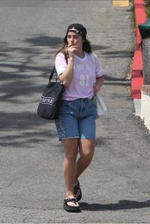 Addison Rae feet photo thumbnail