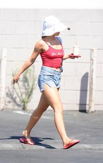 Addison Rae feet photo thumbnail