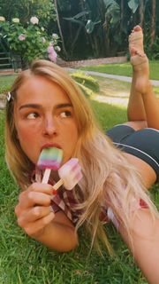 Addison Rae feet photo thumbnail