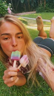 Addison Rae feet photo thumbnail