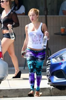 Addison Rae feet photo thumbnail