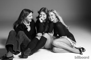 Addison Rae feet photo thumbnail