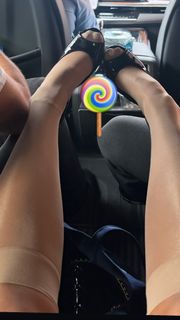 Addison Rae feet photo thumbnail