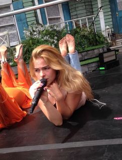 Addison Rae feet photo 1
