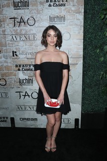 Adelaide Kane feet photo thumbnail
