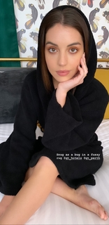 Adelaide Kane feet photo thumbnail