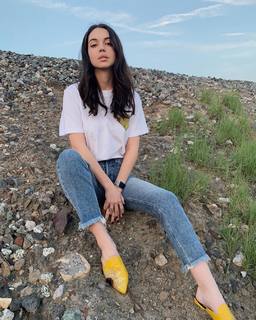 Adelaide Kane feet photo thumbnail