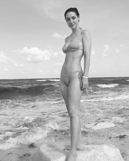 Adelaide Kane feet photo thumbnail