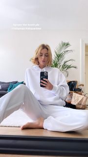Adelaide Kane feet photo thumbnail