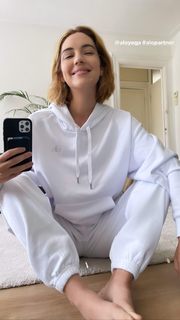 Adelaide Kane feet photo thumbnail