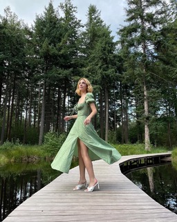 Adelaide Kane feet photo thumbnail