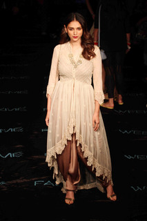 Aditi Rao Hydari feet photo thumbnail