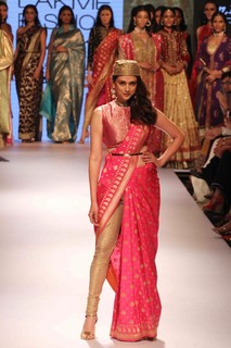 Aditi Rao Hydari feet photo thumbnail