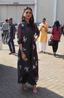 Aditi Rao Hydari feet photo thumbnail