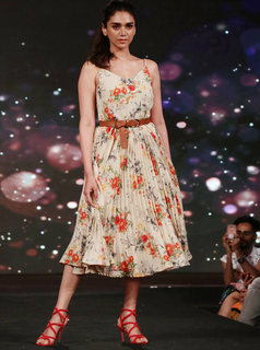Aditi Rao Hydari feet photo thumbnail