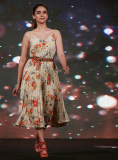 Aditi Rao Hydari feet photo thumbnail