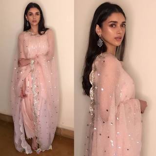 Aditi Rao Hydari feet photo thumbnail