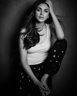 Aditi Rao Hydari feet photo thumbnail