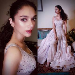 Aditi Rao Hydari feet photo thumbnail