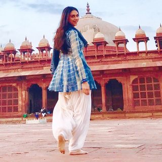 Aditi Rao Hydari feet photo thumbnail