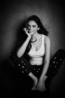Aditi Rao Hydari feet photo thumbnail