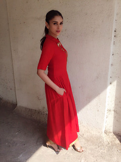 Aditi Rao Hydari feet photo thumbnail